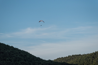 Paraglider_ueber_dem_Wiedtal_1.jpg